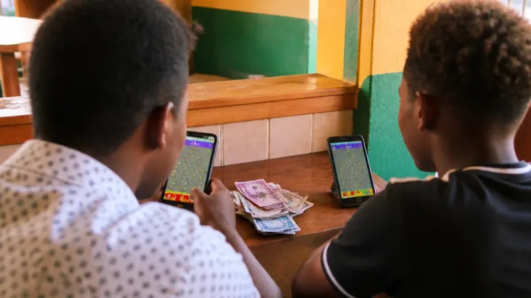 Le jeu Plinko séduit les Haïtiens: des parties courtes et des paiements via MonCash et Natcash